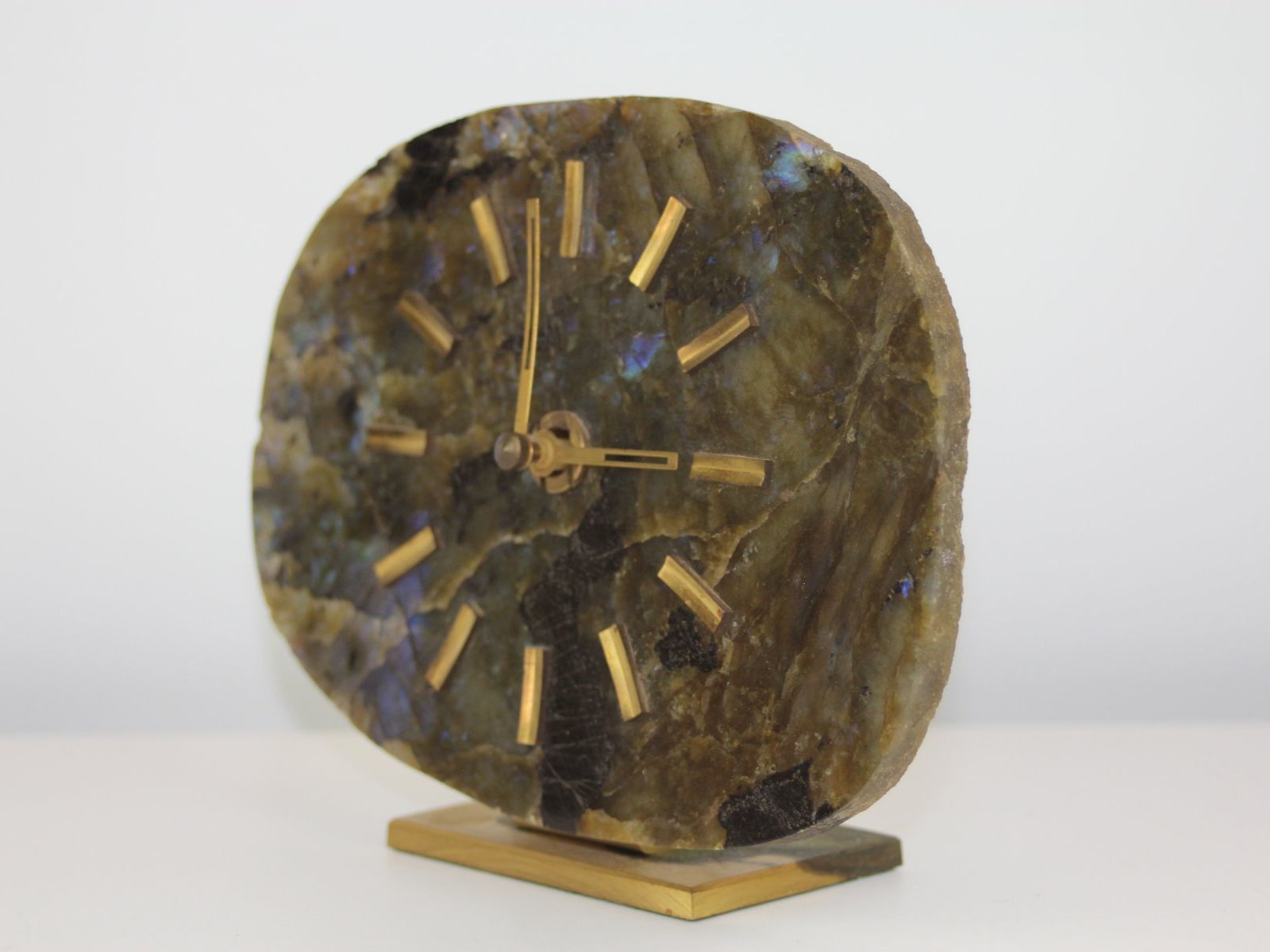 Orologi da terra & Orologi da parete: Tischuhr aus Labradorit auf Messingsockel – Difettoso da Basel venduto da IRMAundFRED 1