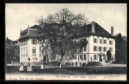 St. Loup, Frauen vor einem grossen Geb