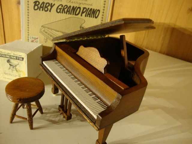 Miniatur Musikzimmer Set Für Puppenhäuser | Mit Klavier, Cello & Hocker | Aus Holz