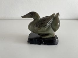 Ente mit Holzsockel aus Nephrit-Jade