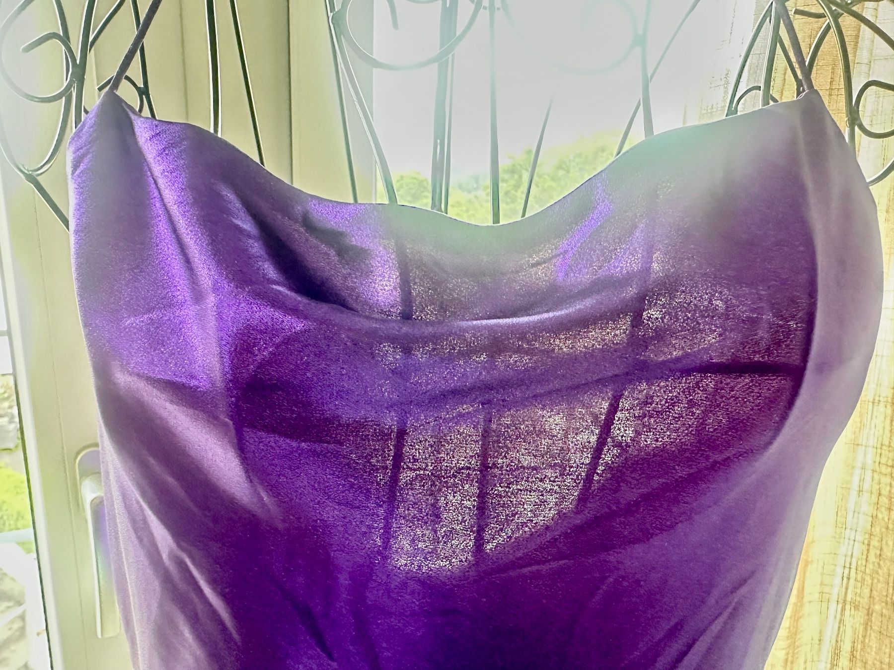 Mango Top: Wunderschönes satiniertes Träger Top von Mango, NEU – Nuovo e nell'imballaggio originale da Bremgarten AG venduto da jiom 2
