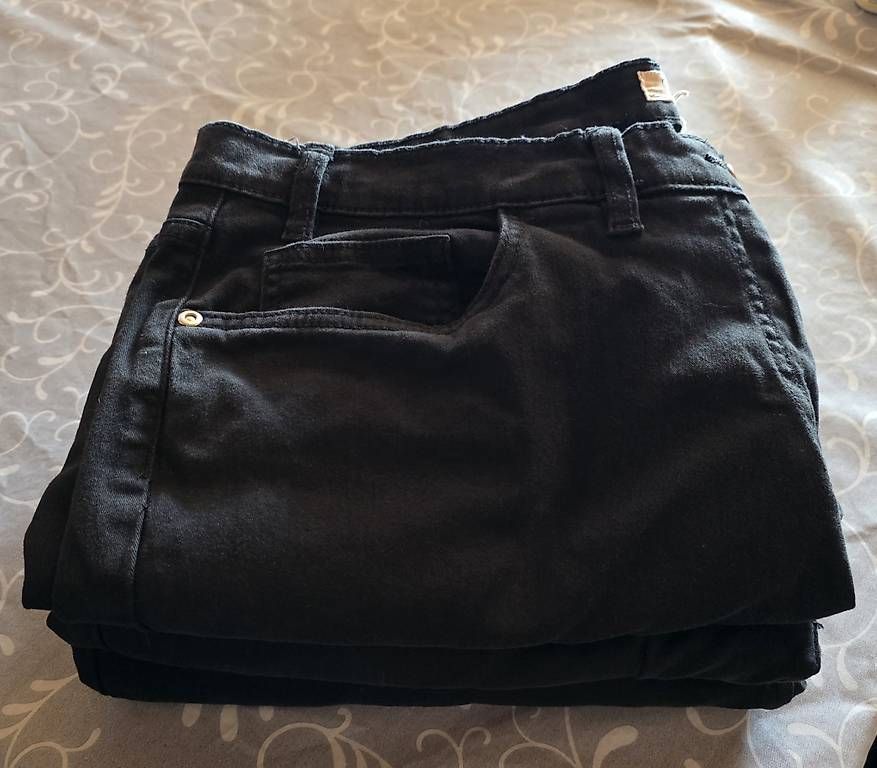 Pantaloni: 3 Paar schwarze 7/8 Stretch-Hosen – Usato da Kirchlindach venduto da CloodHouzi 1