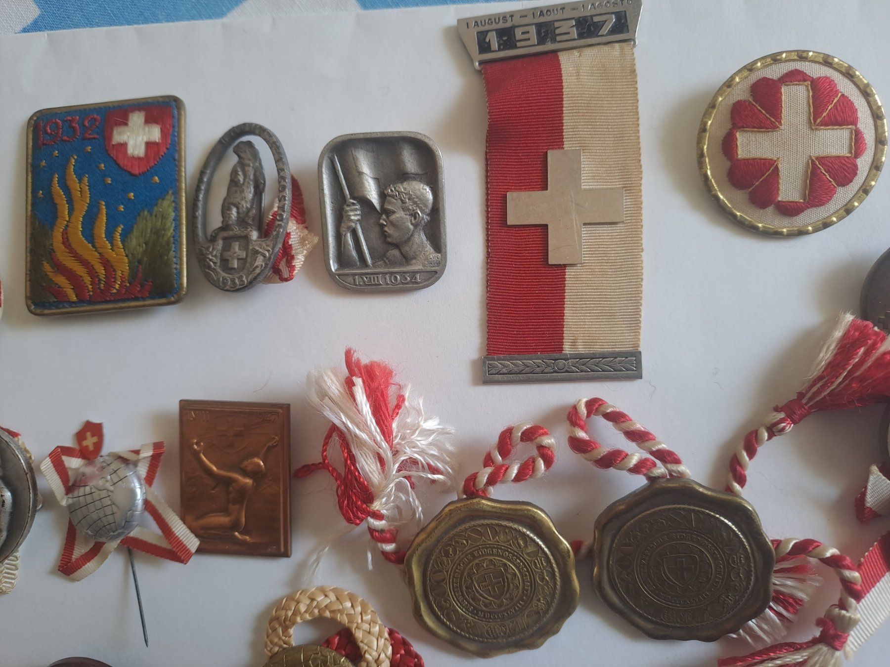 Swiss Plaketten & Abzeichen: INSIGNES DU 1ER AOUT – Gebraucht aus LAUSANNE von KWEW 2