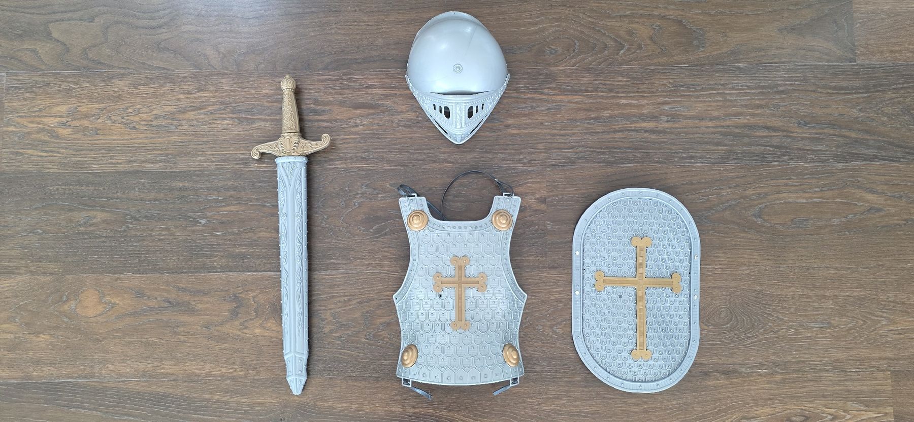 Giocattoli: Ritter Rüstung mit Helm und Säbel – Nuovo (secondo la descrizione) da Uerikon venduto da Indefinitely 1