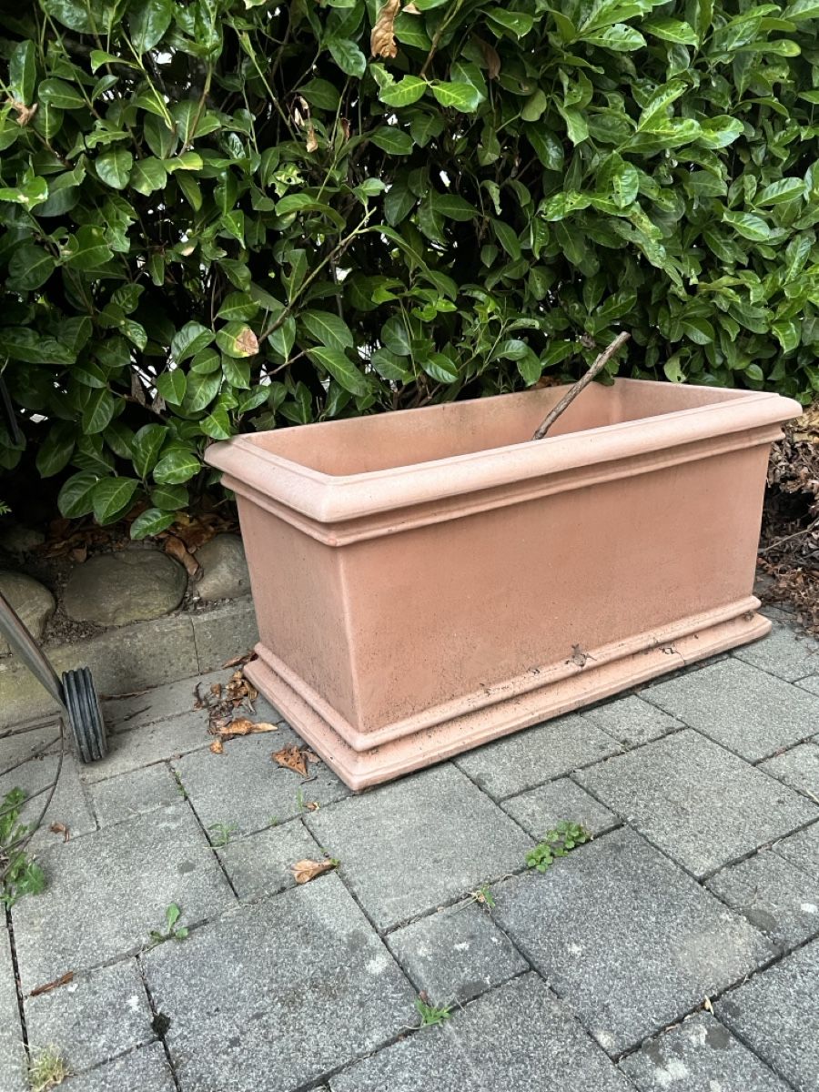 Pots de fleurs: Pflanzenkübel Terrakotta Optik Gross – D'occasion à Aarwangen par e_9x