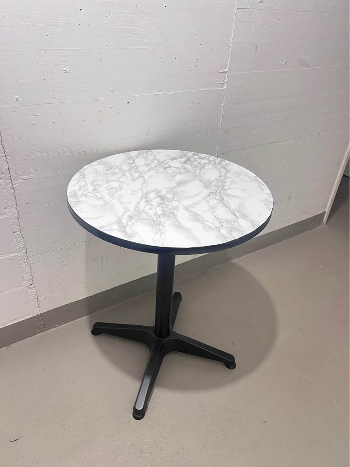 Tables: Bartisch 70 cm und 115 cm – D'occasion à Solothurn par sl_27 3