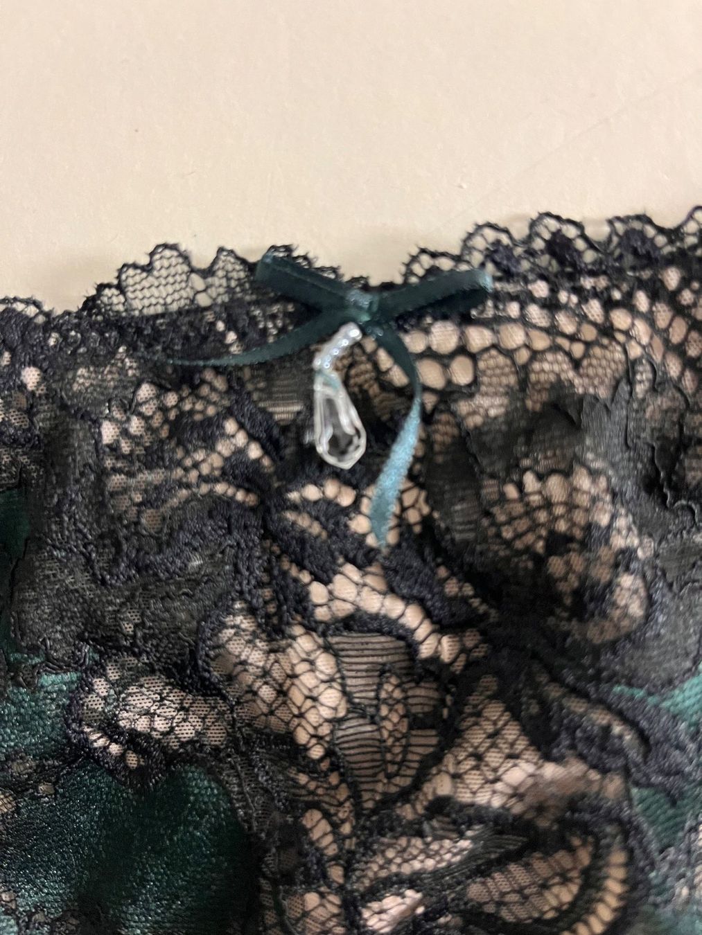 Altra biancheria intima: PLEASURE STATE, String DAKOTA PRIMROSE, Gr. L, Schwarz/Grün – Nuovo e nell'imballaggio originale da Rudolfstetten venduto da gst_g7xl 1