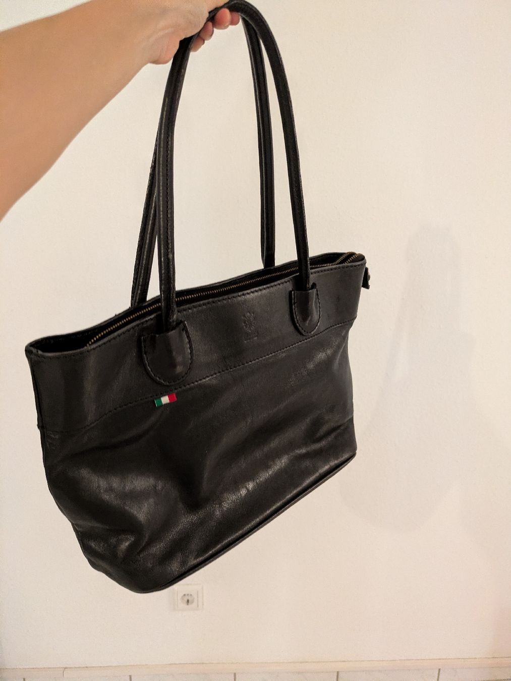 Borse da donna: Black leather tote bag – Usato da Pully venduto da ane_7zck 1