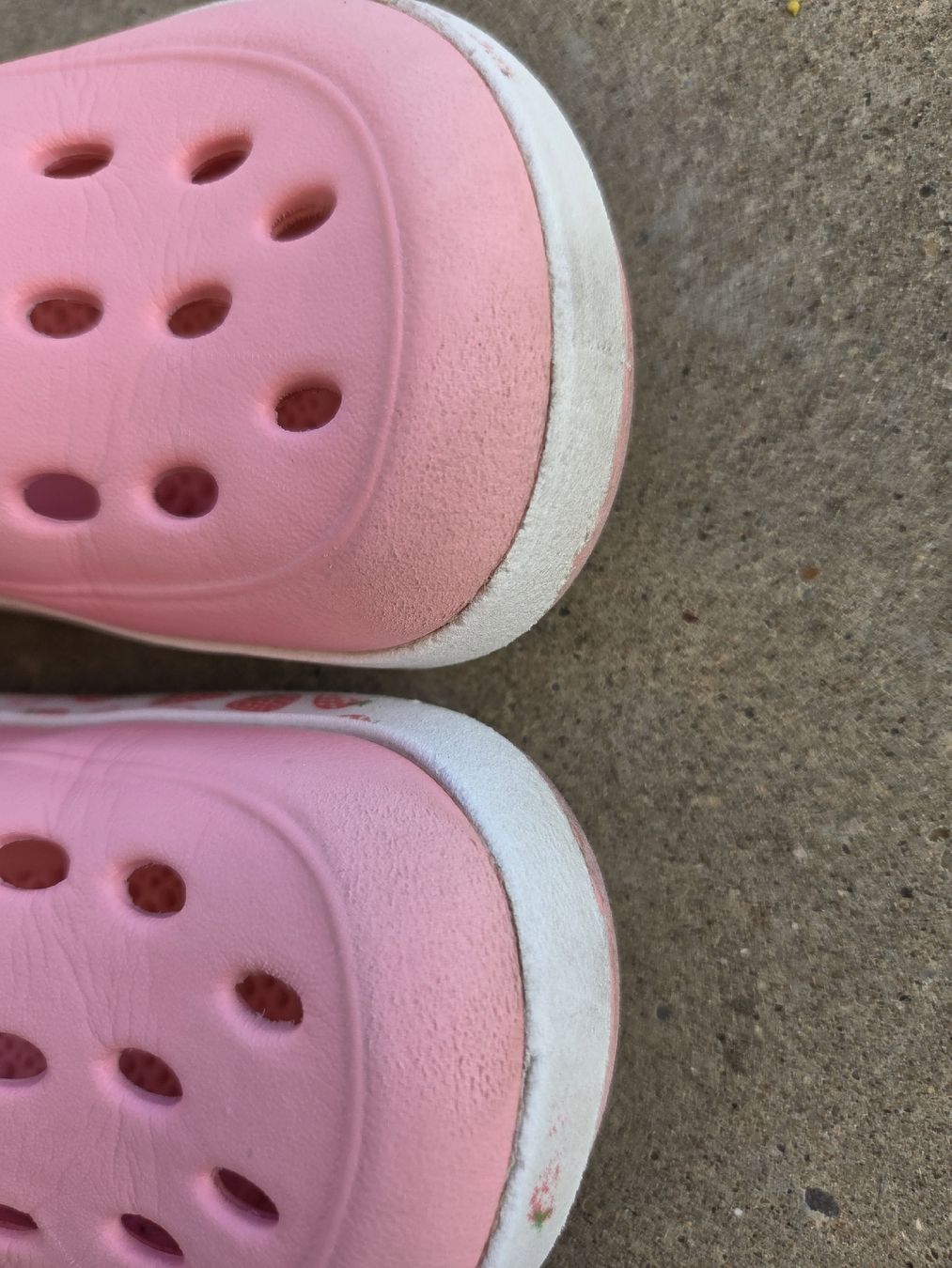 Graceland Scarpe per ragazze: Clogs Graceland rosa Grösse 27 mit Erdbeermuster gebraucht – Usato da Hüntwangen venduto da ManuM2014 3