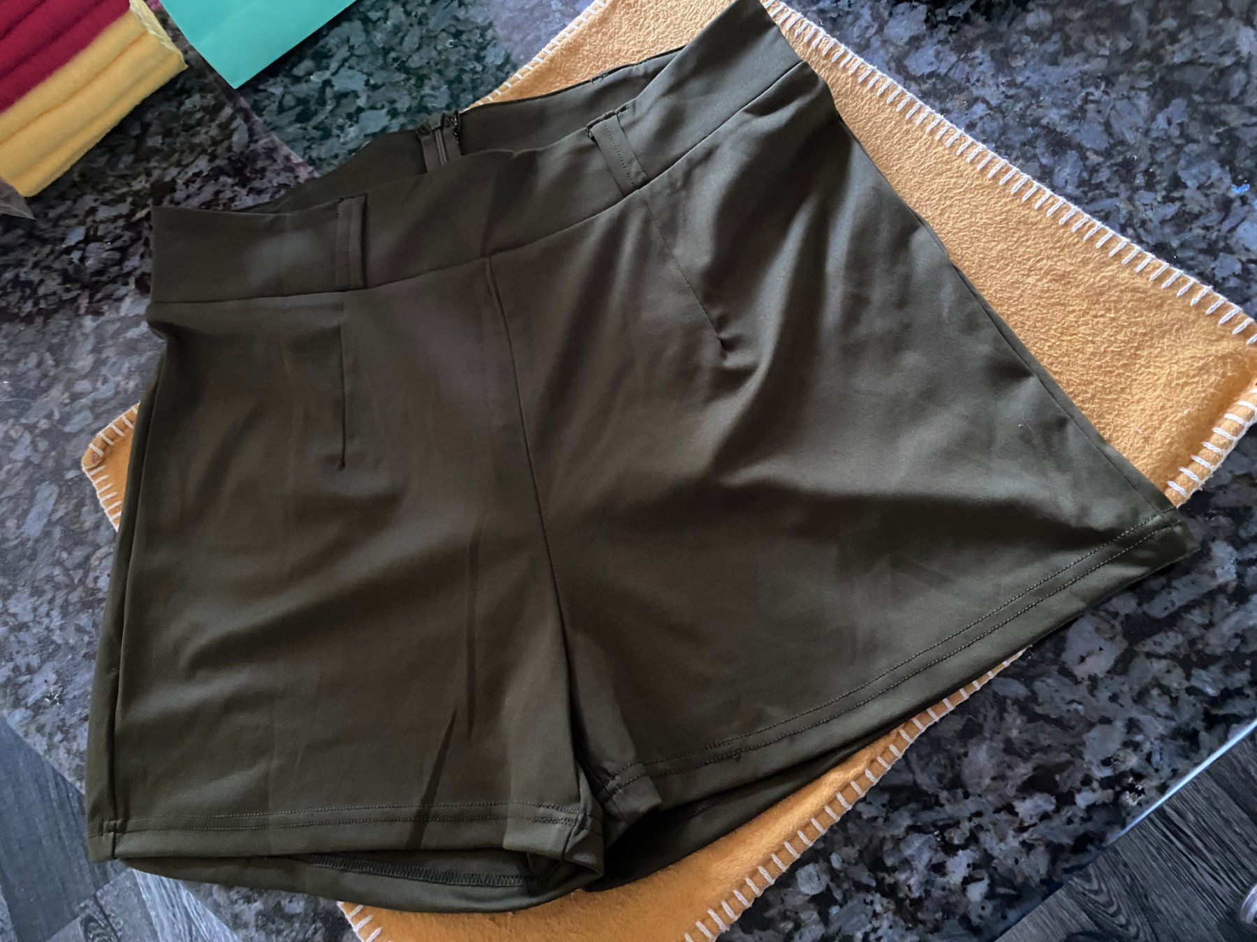 Pantaloni: Damenshorts Grösse  L.   kaki – Usato da Allenwinden venduto da Obalu 1
