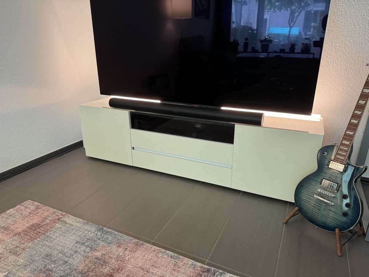 Conforama Meubles TV: Fernsehmöbel – D'occasion à Bern par CheetahPaw