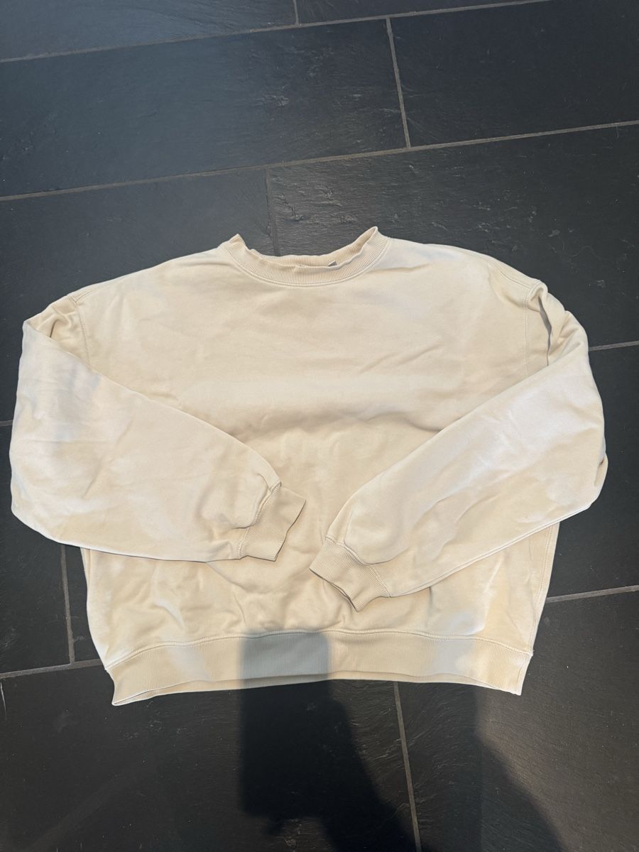 Weekday Pulls & Sweat-shirts: Weekday Sweatshirt S beige – D'occasion à Klosters par jewelsy