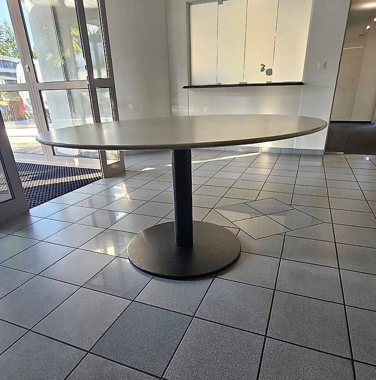 Tavoli: Grosser runder Ess/- Bürotisch – Usato da Zürich venduto da 0960901 3