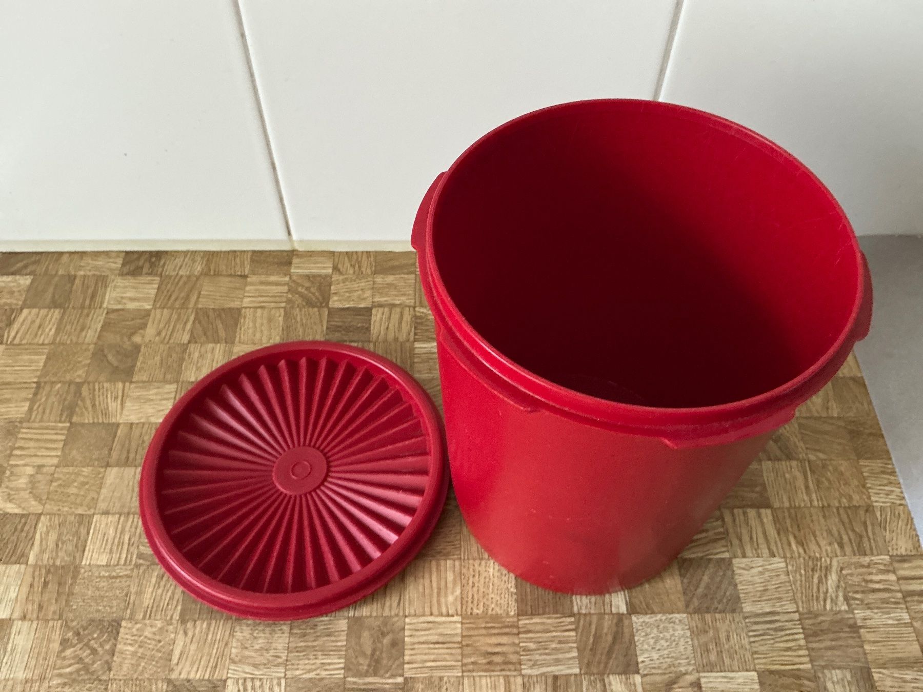 Tupperware Recipients et similaires: Tupperware   grosse Dose – D'occasion à Birmensdorf ZH par Hilhan 1