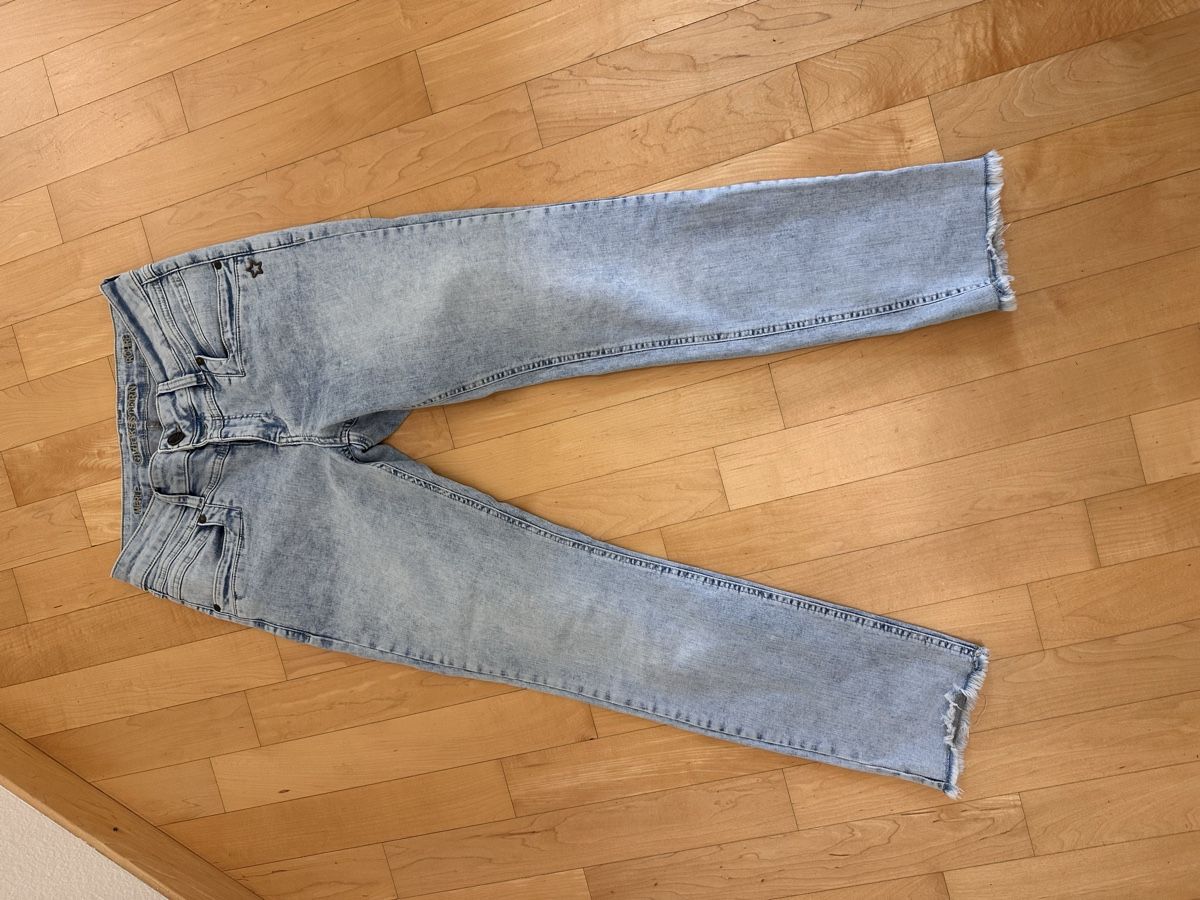 Jeans: Tolle sommerliche Jeans in einer hellen Waschung. – Neu (gemäss Beschreibung) aus Reinach BL von Mopabst