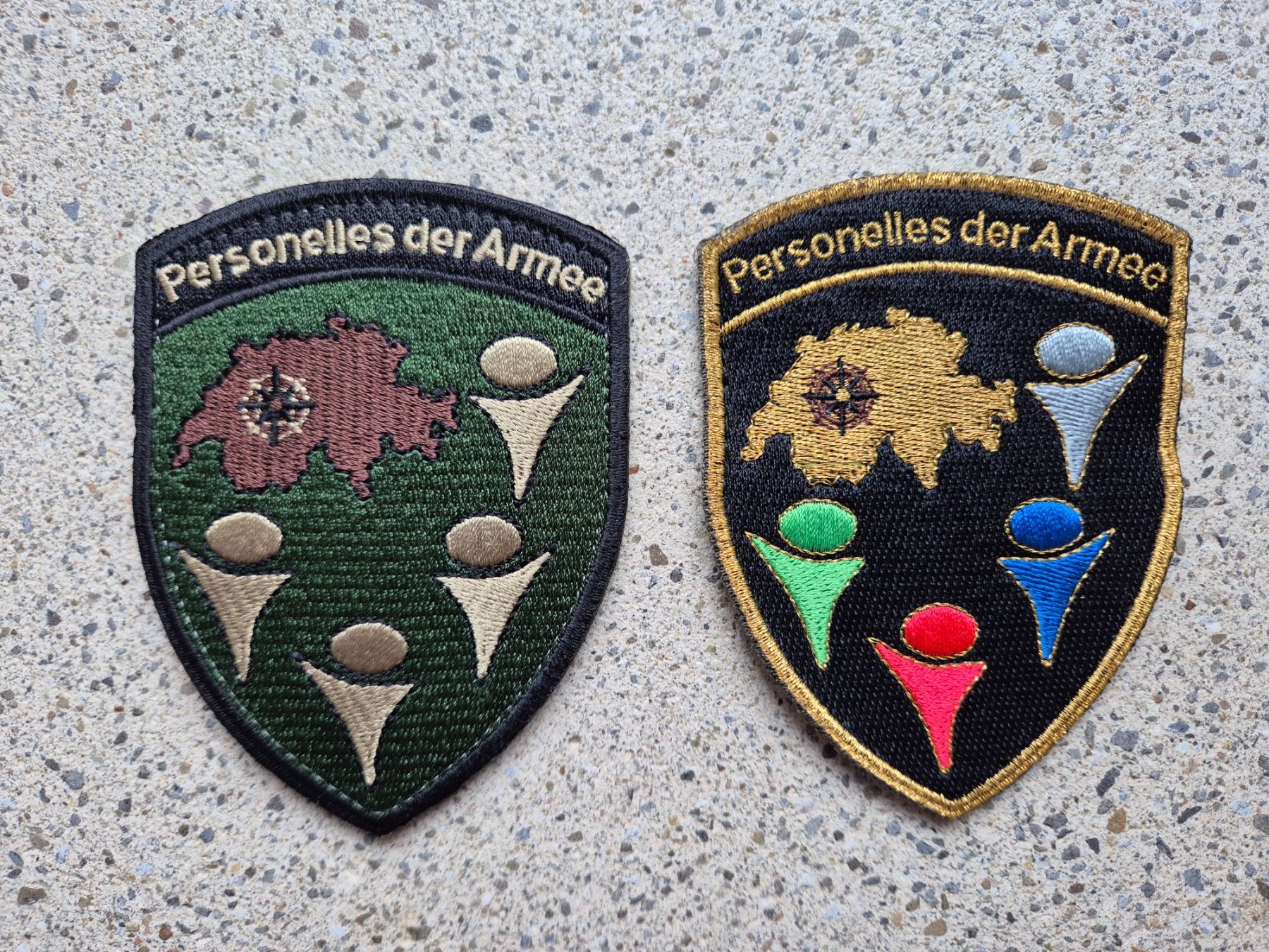 Schweizer Armee Placchette & Badge: *** Badge Set Personelles der Armee mit klett *** – Nuovo e nell'imballaggio originale da Riedholz venduto da fr_sIruP