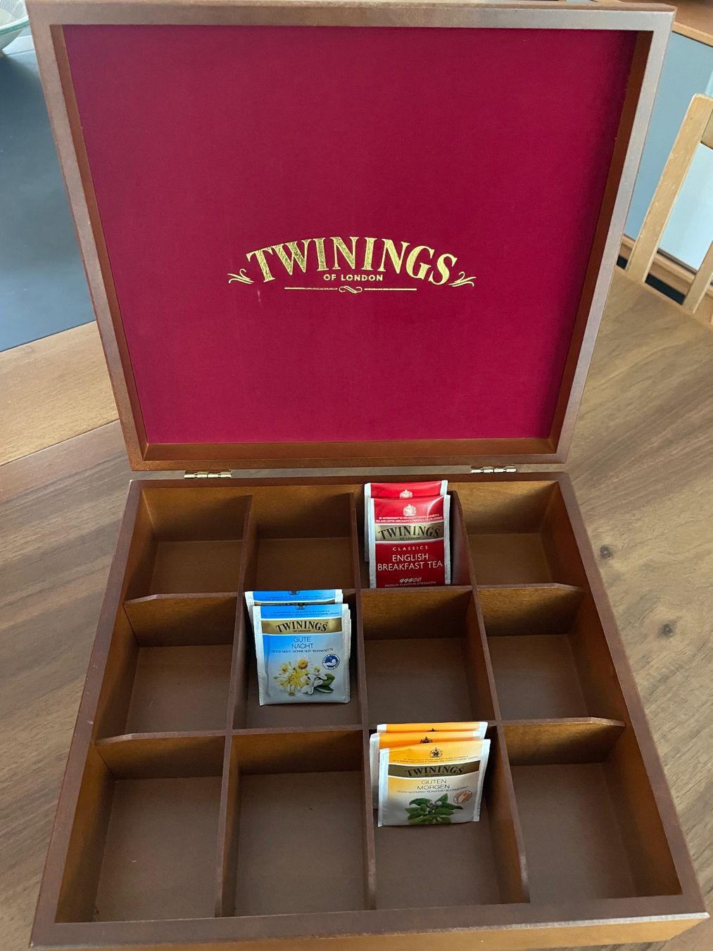 Altro per la casa: Twinings Tee-Box aus Holz mit 12 Fächern – Nuovo (secondo la descrizione) da Wabern venduto da lucilu02 2