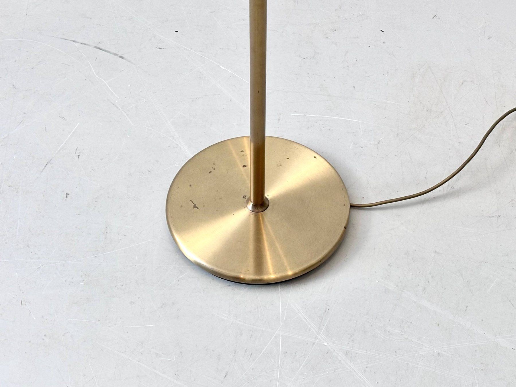 Lampade: Elegante Stehlampe aus Messing mit Textilschirm, 1990er – Usato da Zürich venduto da LeMoege 5