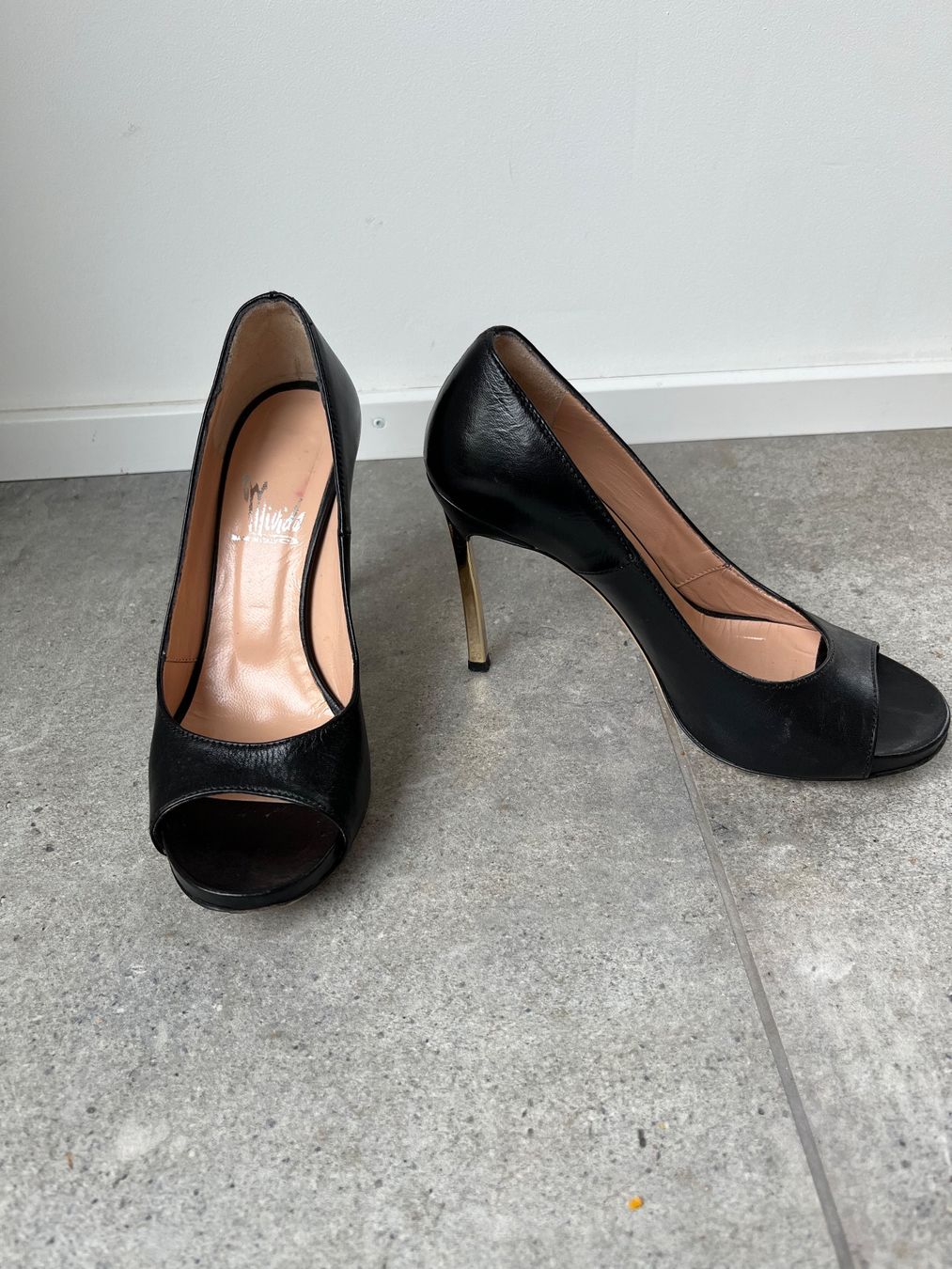 Scarpe da donna: Offene Leder Pumps Gr. 37 schwarz – Usato da Ebmatingen venduto da Londoner18 5