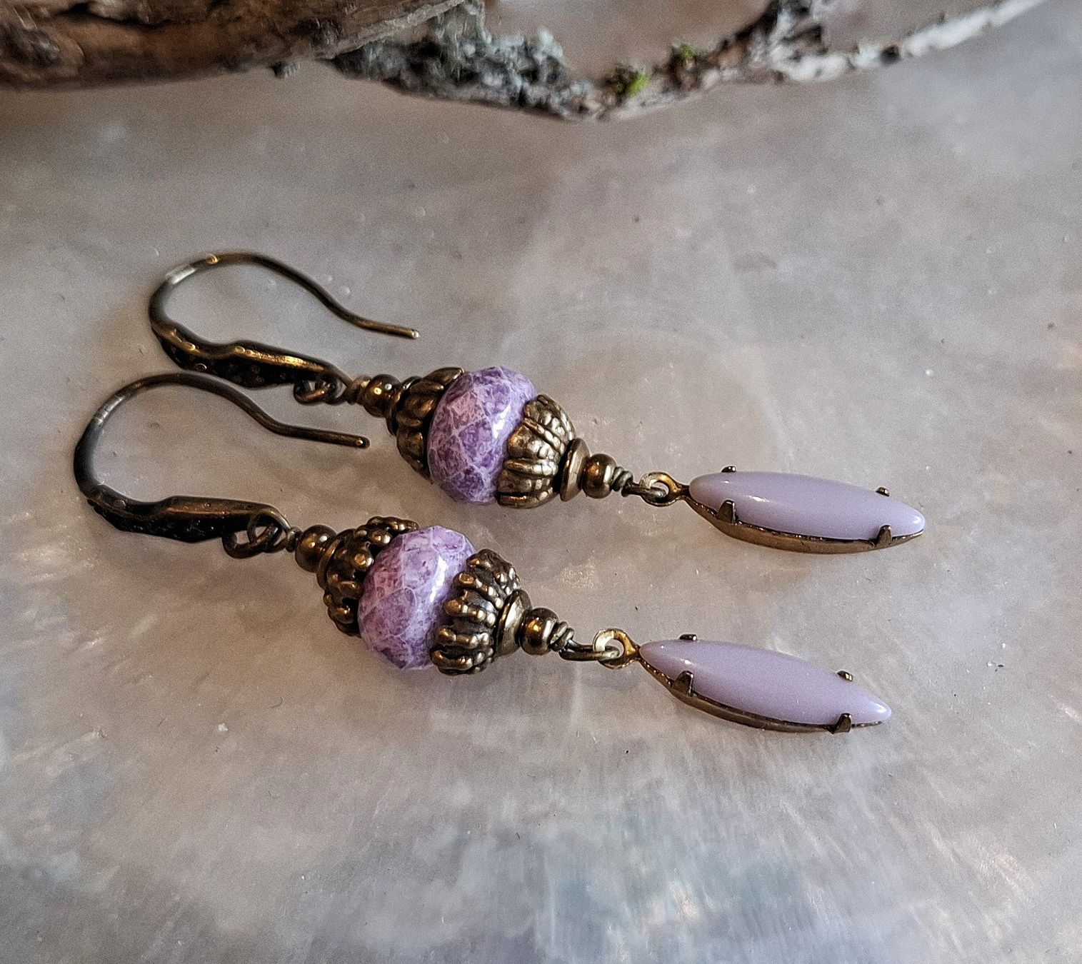 Orecchini pendenti & Orecchini a lobo: SARA - Messingohrring - lila – Nuovo e nell'imballaggio originale da Mühlethal venduto da nicita-modeschmuck