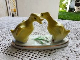 Zwei kleine Porzellanenten auf einem ovalen Tablett