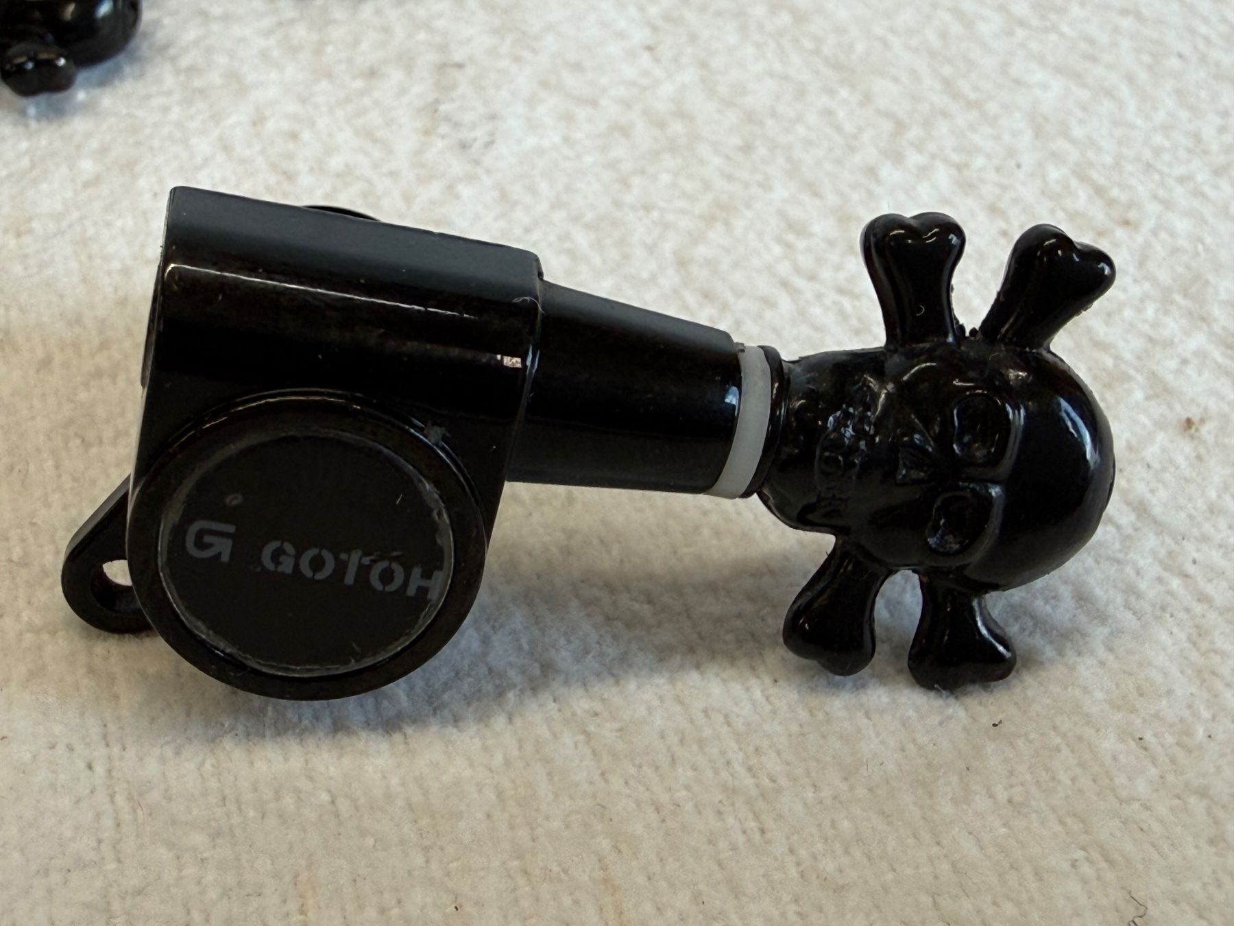 Musikinstrumente: Gotoh Skull Tuner black – Gebraucht aus Brügg BE von Busima