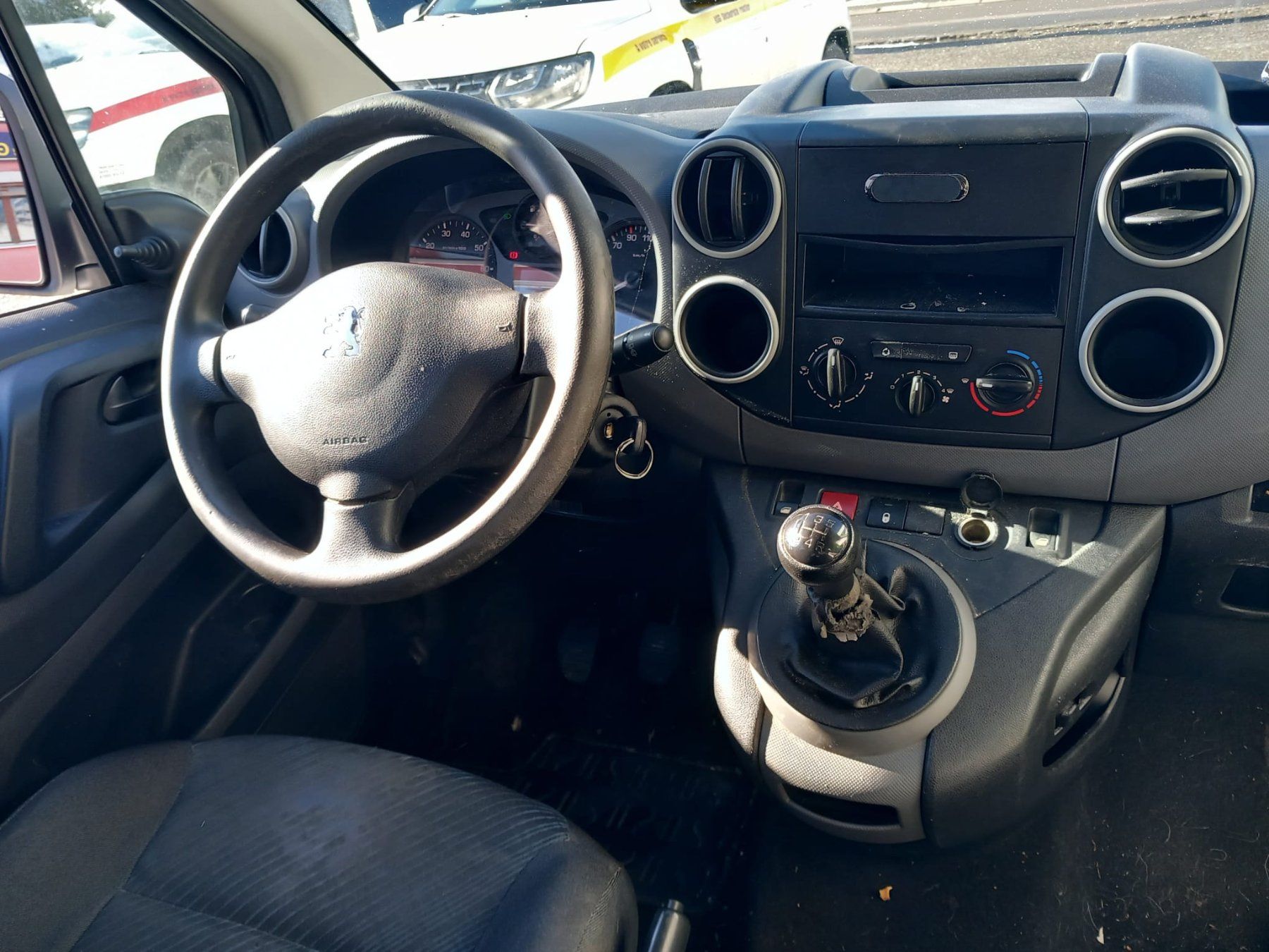 Peugeot Véhicules utilitaires: Peugeot Partner 1.6i 98 – D'occasion à Lausanne par  3
