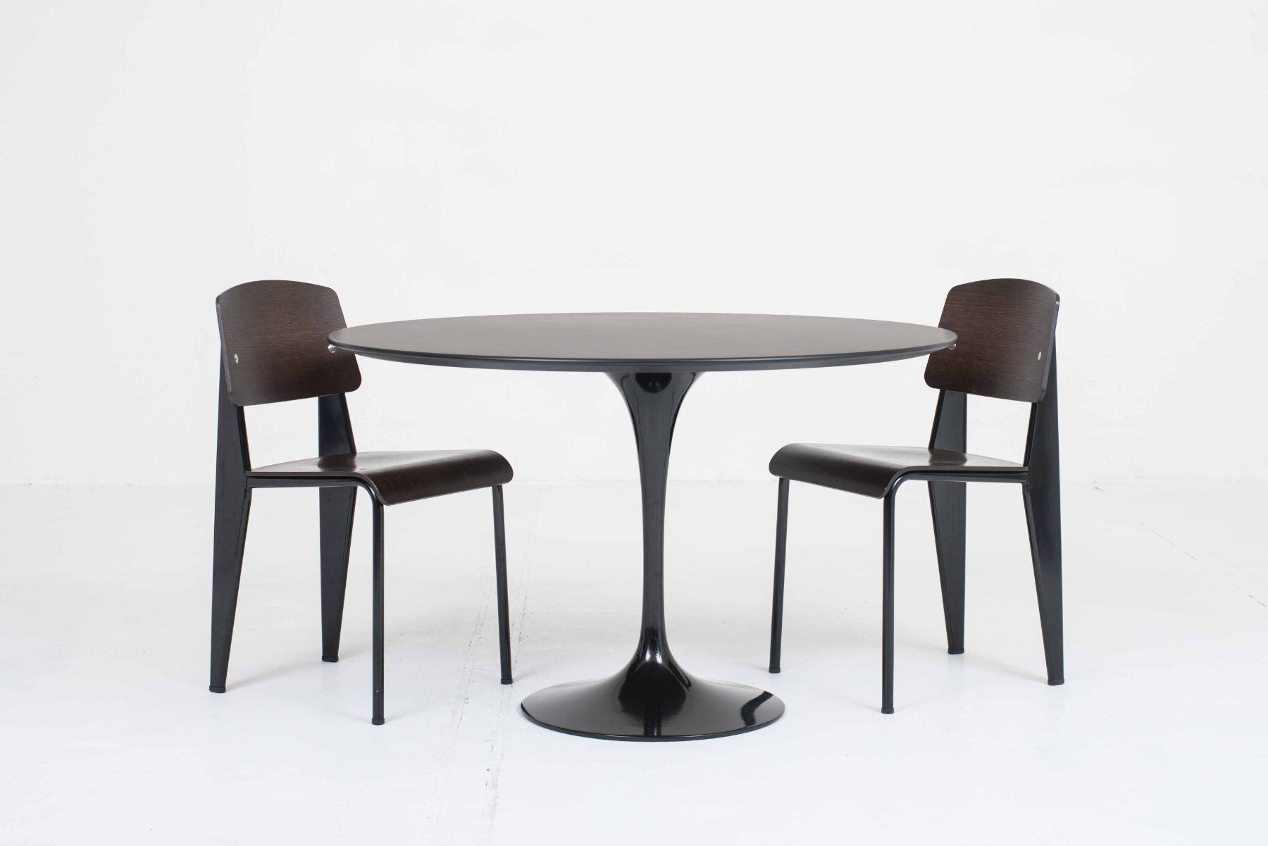 Vitra Sedie: Vitra Standard Stuhl von Jean Prouvé, dunkle Eiche & Schwarz – Usato da Zürich venduto da STUZH38 2