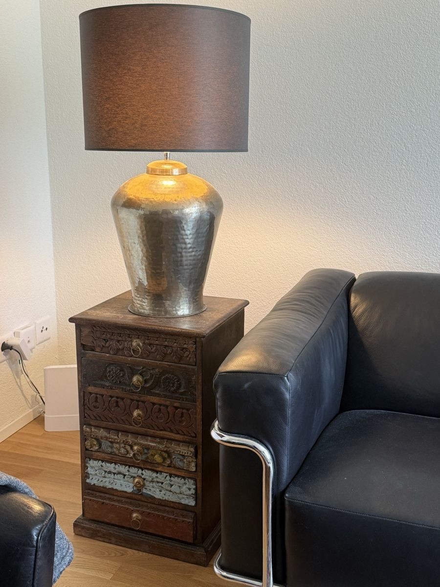 Lampade: Designer-Tischlampe mit massivem Holzschrank – Usato da Küsnacht ZH venduto da mit_ps82