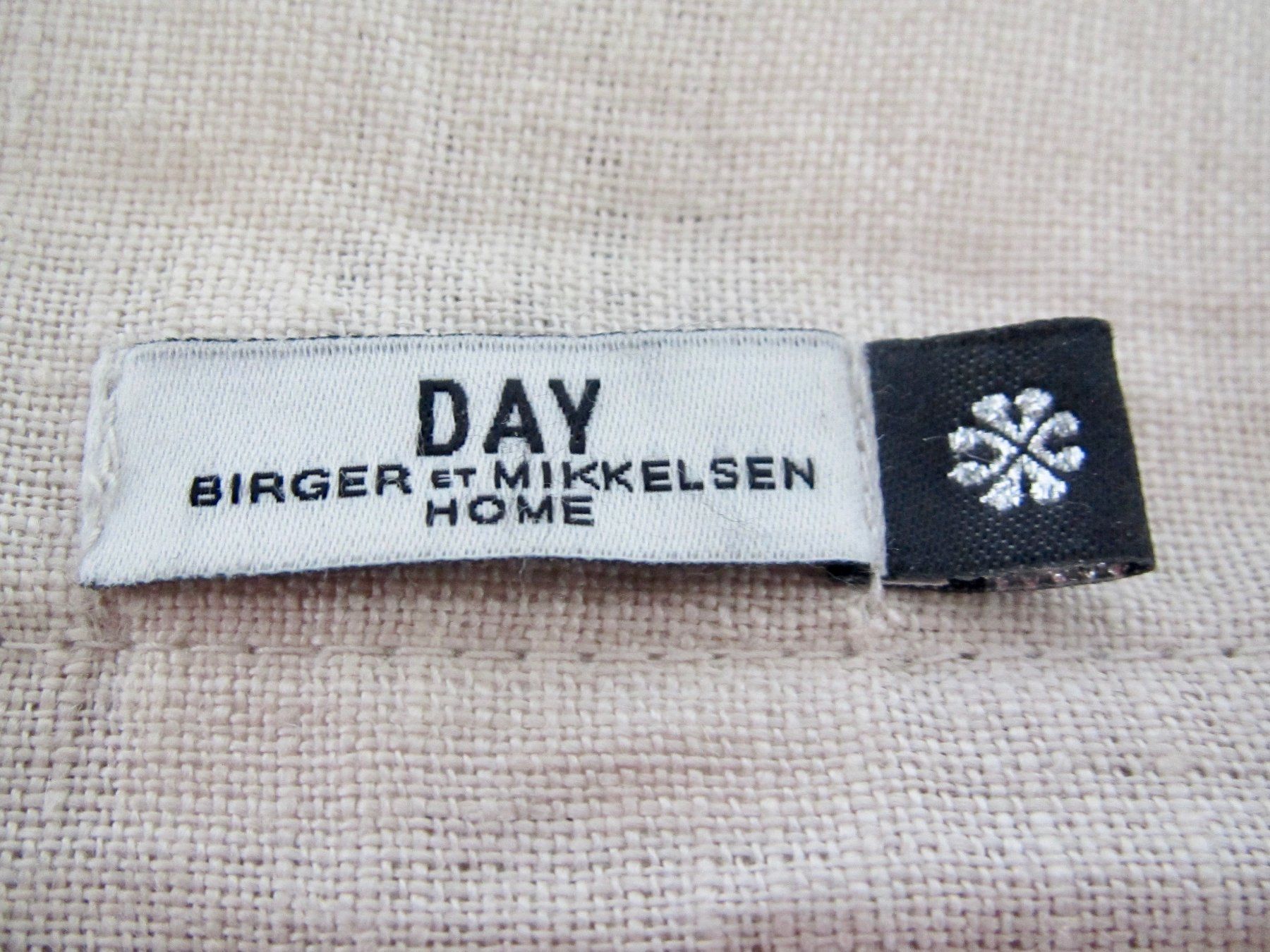 Globus Kissen: GRAND COUSSIN DAY GLOBUS LIN – Gebraucht aus Murten von Selliot 3
