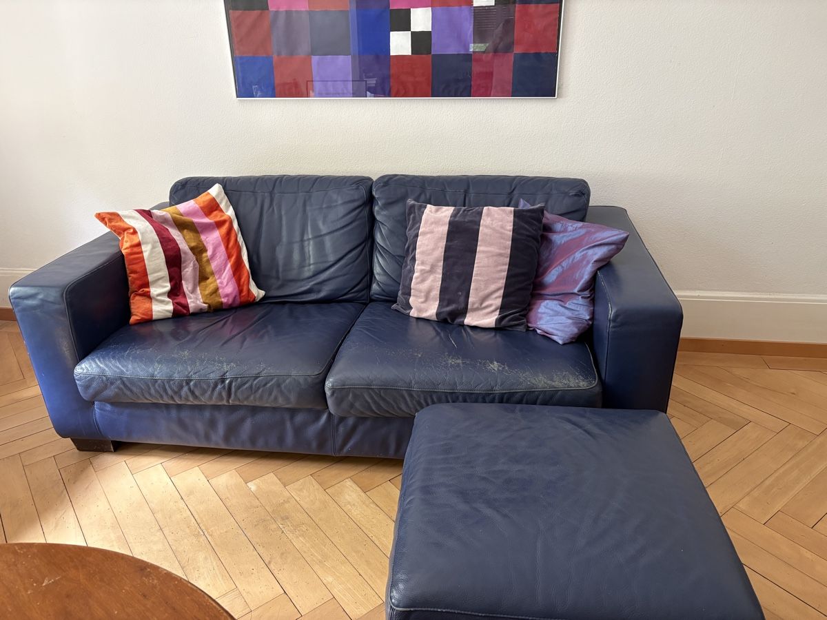 Sofas: Ledersofa dunkelblau mit Hocker gebraucht – Gebraucht aus Zürich von Ricardoline