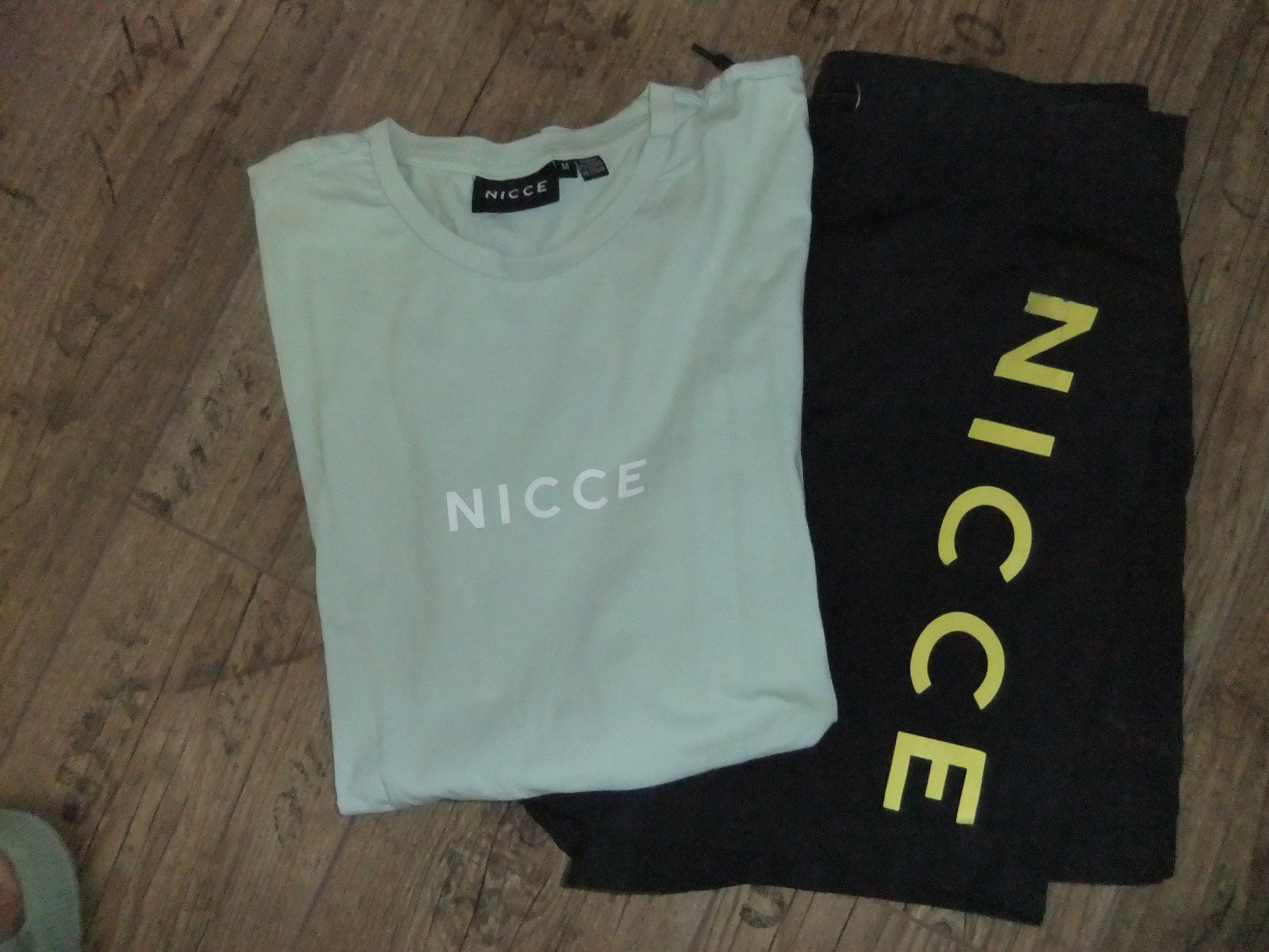 Kleiderpakete: Shorths und Shirt Gr. M Nicce – Gebraucht aus Schleitheim von cabrio58