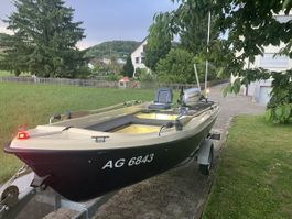 Motorboot mit Anhänger