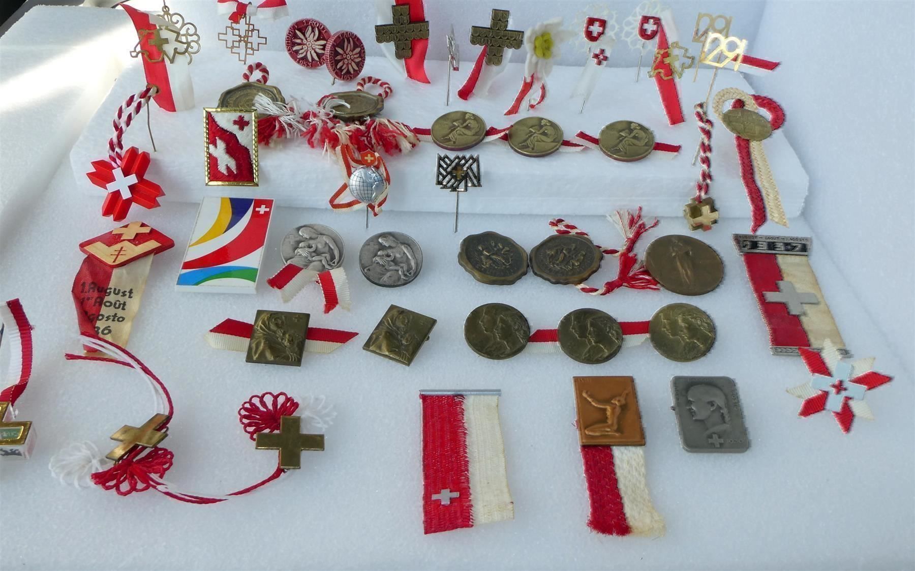 Swiss Plaketten & Abzeichen: August Augustabzeichen Badges 46 Stück – Gebraucht aus Frauenfeld von Astra13 4