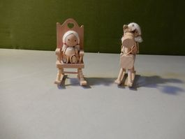 Holzpuppen mit Schaukelstuhl und Schaukelpferd Konvolut