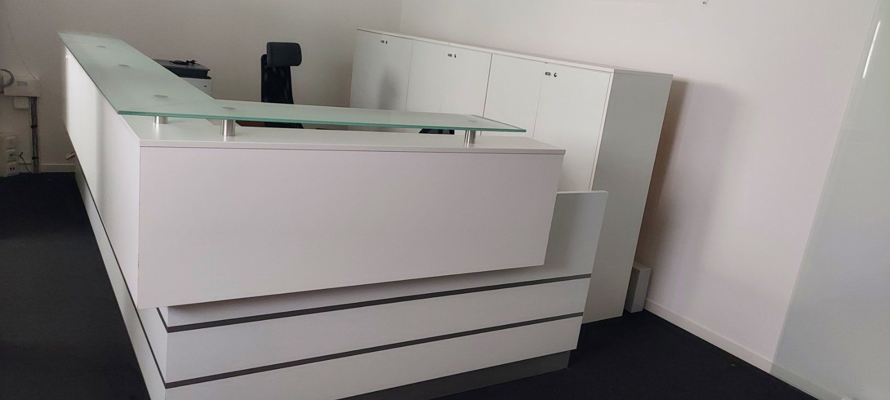 Ladenausstattungen & Messebau: Comptoir de réception moderne – Gebraucht aus Genève von lma_2wt7