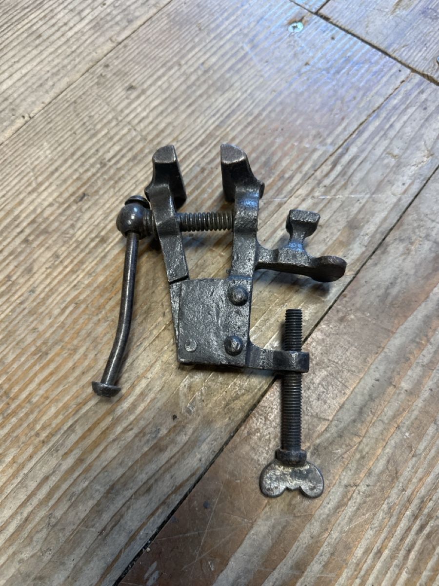 Tous les outils: Antiker Mini Schraubstock Gusseisen – D'occasion à Baar par Hillsboro