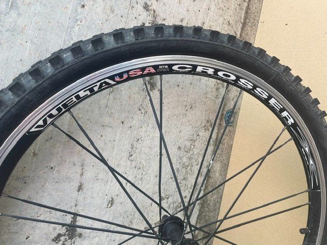 Pièces détachées: roue avant vélo 26' – D'occasion à Ursy par DK8 4