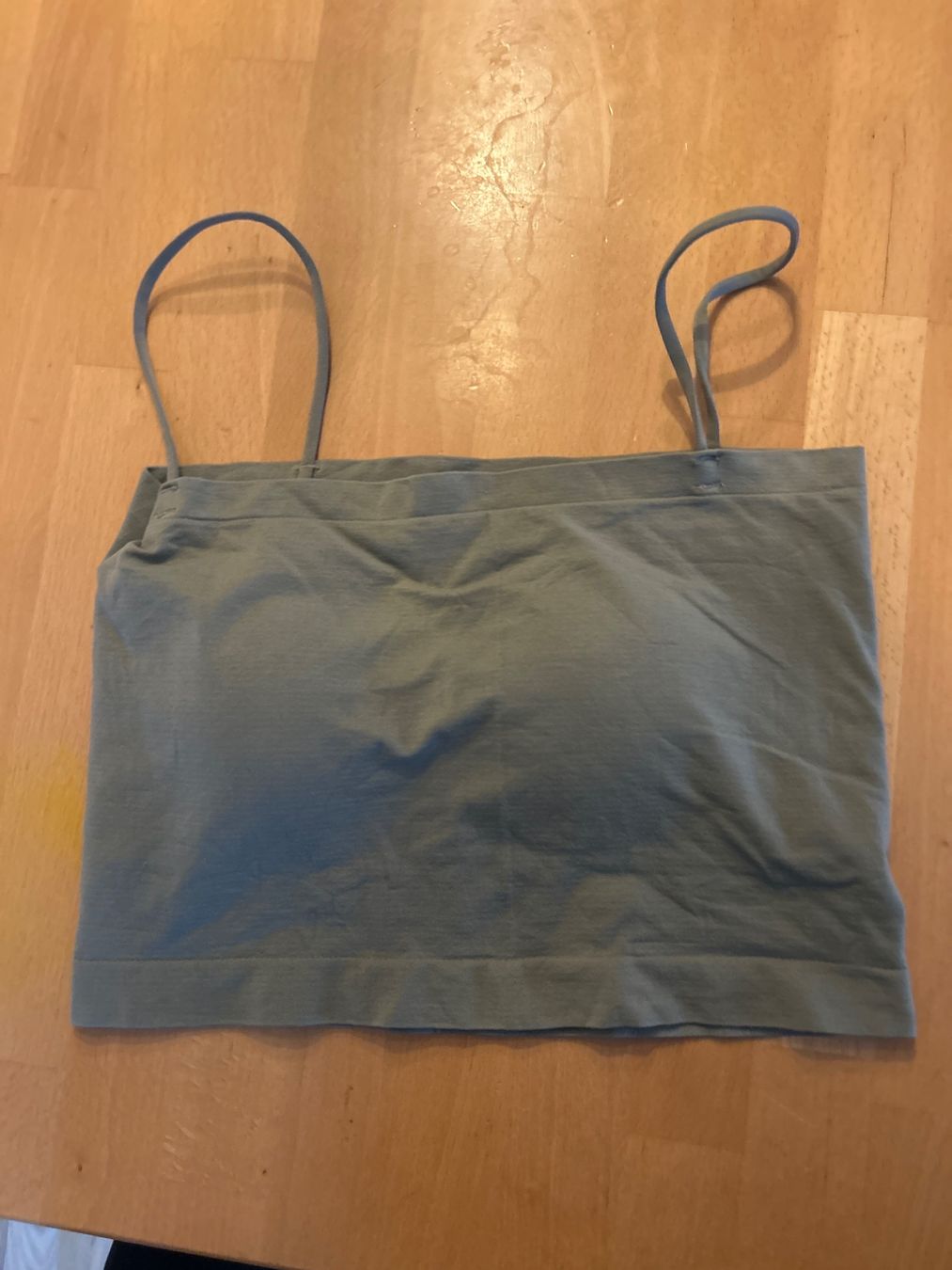 Top: Top mit integriertem BH, Farbe Kaki – Usato da Buttisholz venduto da allule13