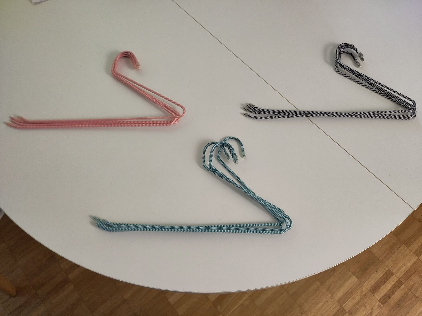 Kleiderbügel: 12 Kleiderbügel, farbig, neuwertig – Gebraucht aus Dübendorf von Cocochala8