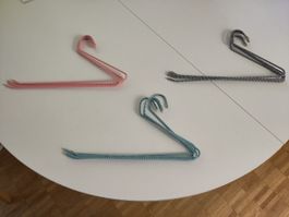 12 Kleiderbügel, farbig, neuwertig