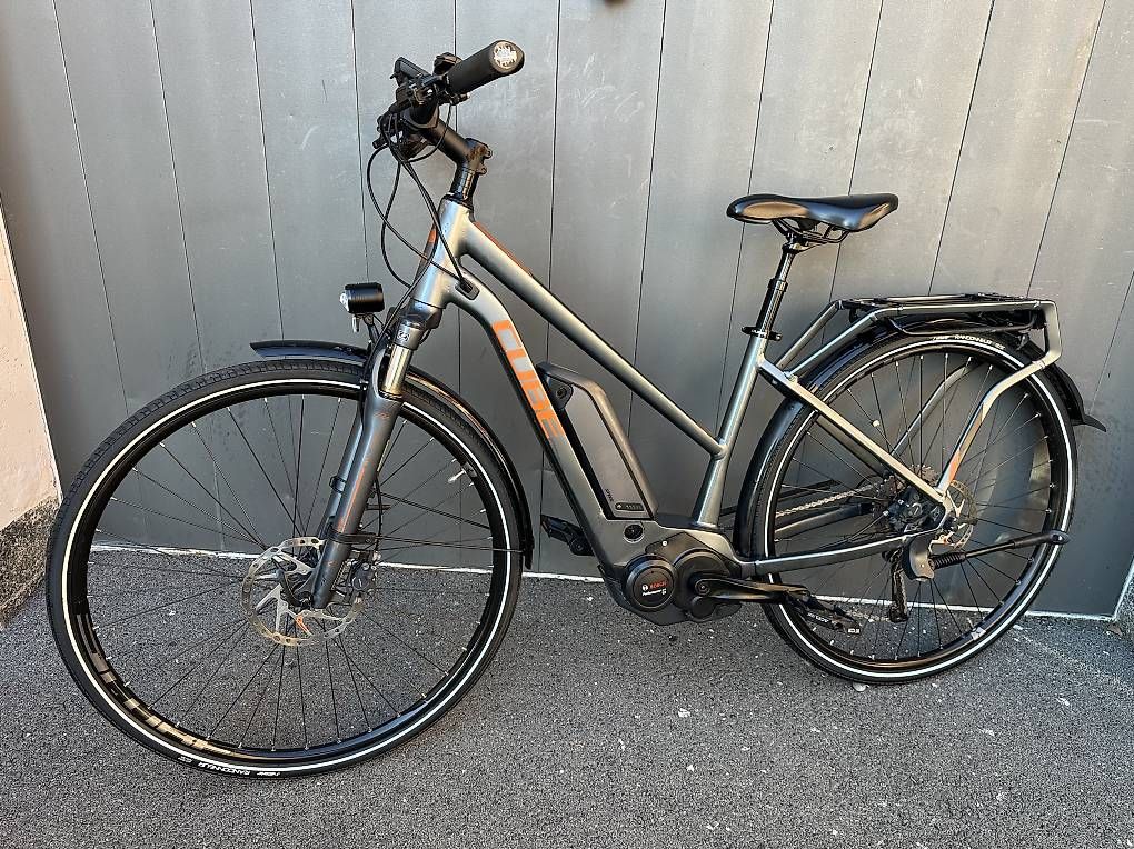 Vélos: E-bike trekking Cube touring 28  – D'occasion à Quartino par DiloUsato 1