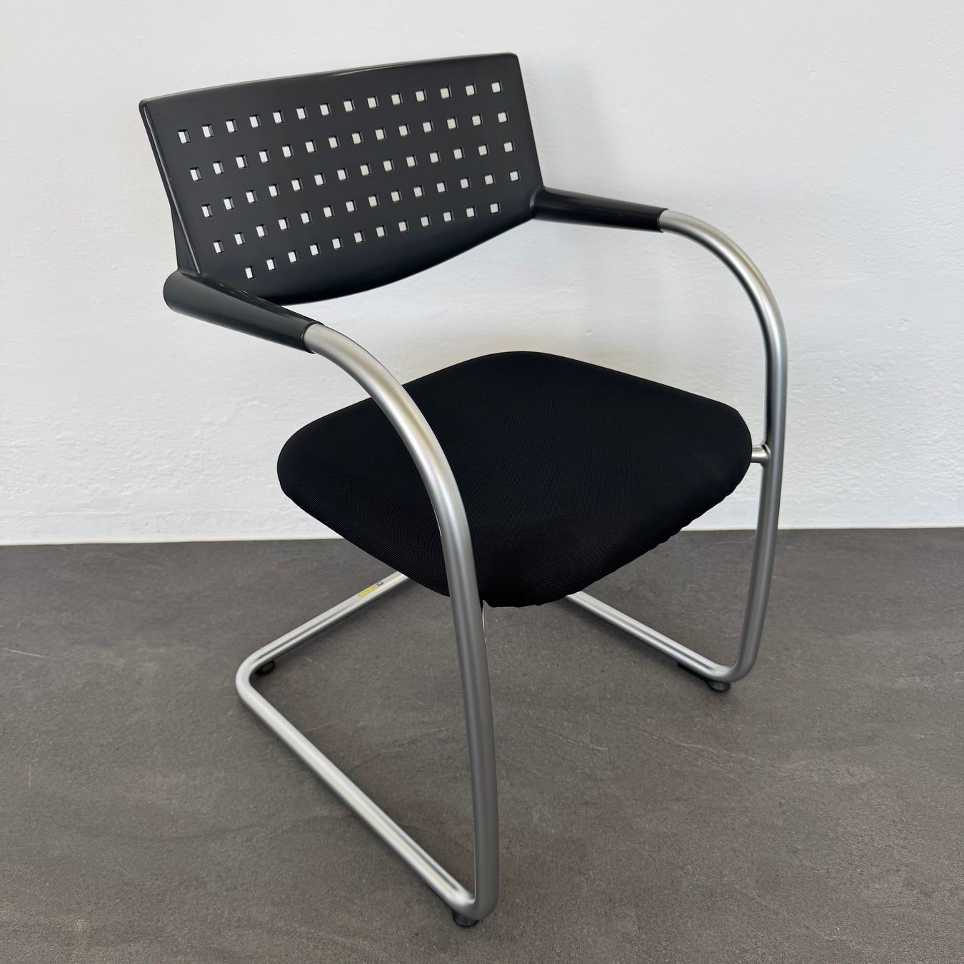 Vitra Sedie: Vitra Visavis Freischwinger - Schwarz-Silbergrau – Usato da Schönenwerd venduto da mcofficeshop 1