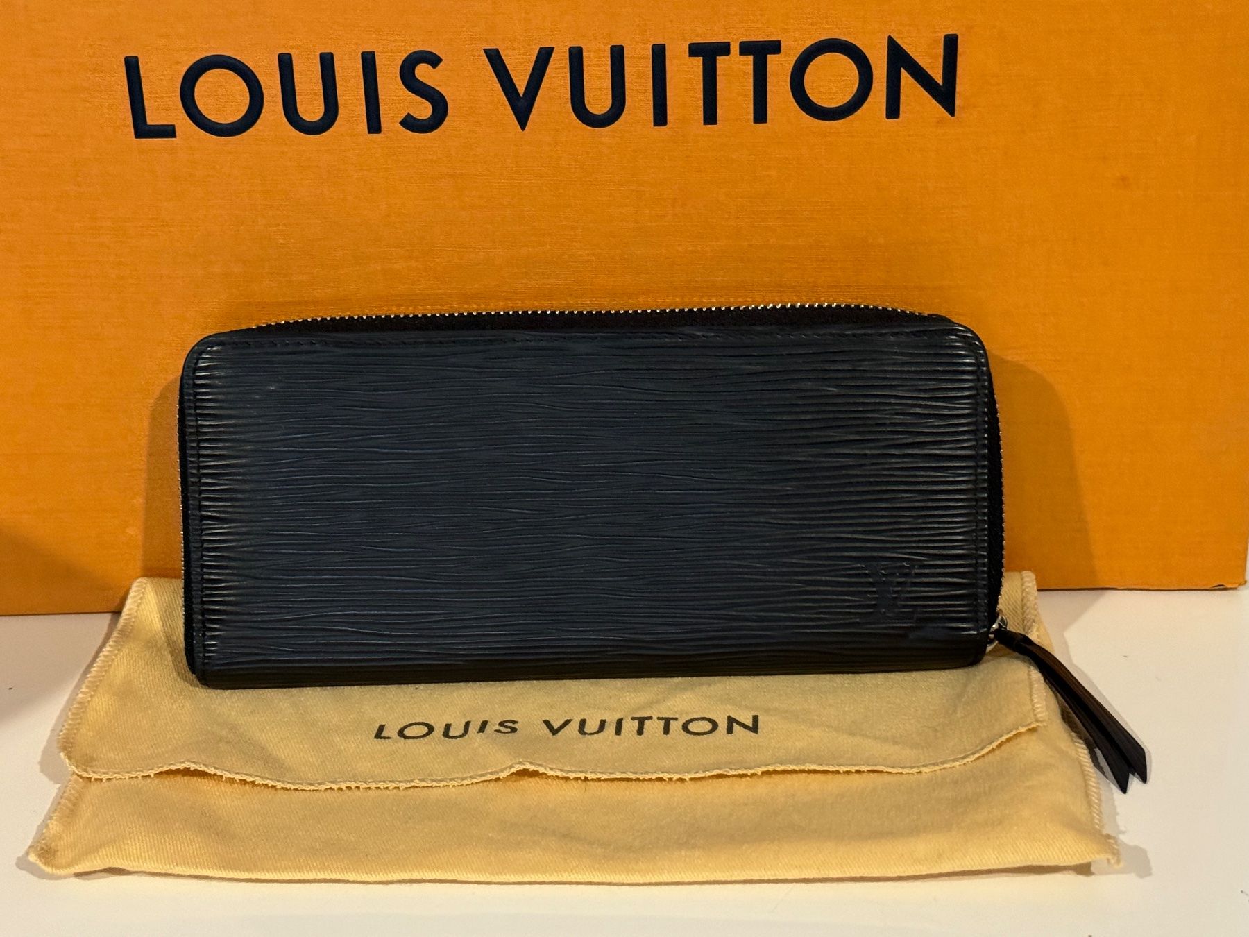 Portamonete: LOUIS VUITTON POTEFEUILLE EPI NOIR – Usato da Les Geneveys-sur-Coffrane venduto da LVMM