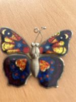 Broche papillon en métal avec décor émaillé coloré