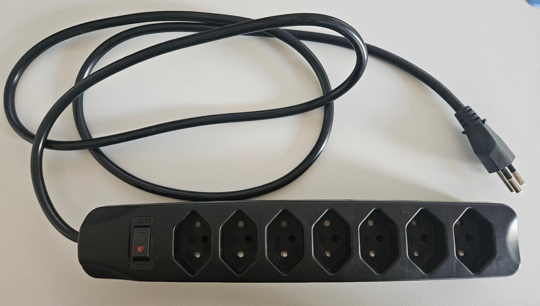 Stecker: Steckerleiste, schwarz mit Schalter, CH-Stecker, 7 Slots – Gebraucht aus Oensingen von CH-Techniker