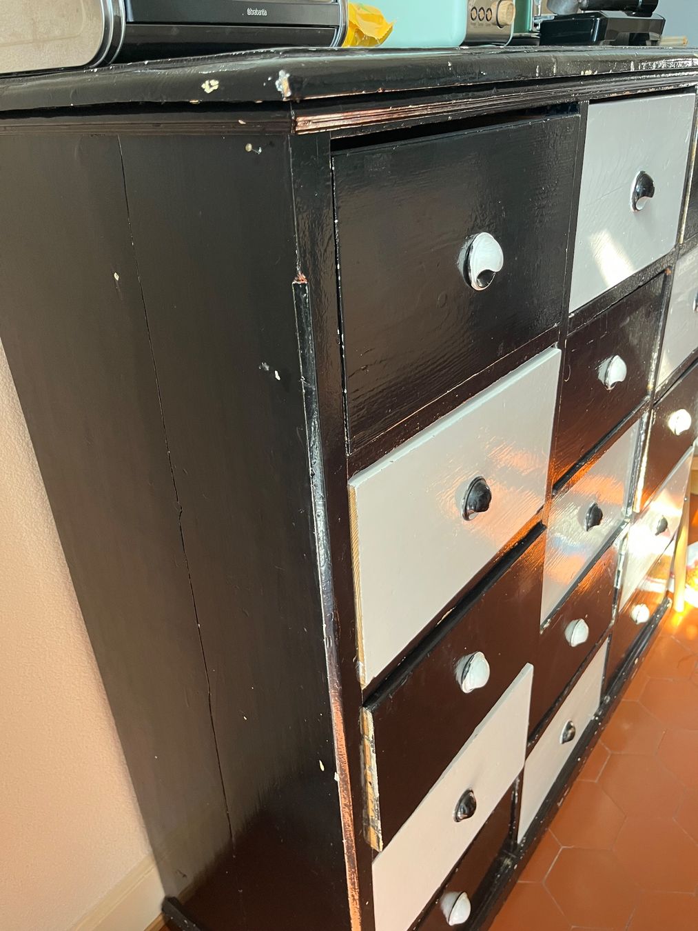 Cassettiere: Holzkommode mit Schachmuster (Schwarz/Weiss) – Usato da Basel venduto da rec_6ykz 2