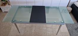 Robuster Esstisch aus Glas