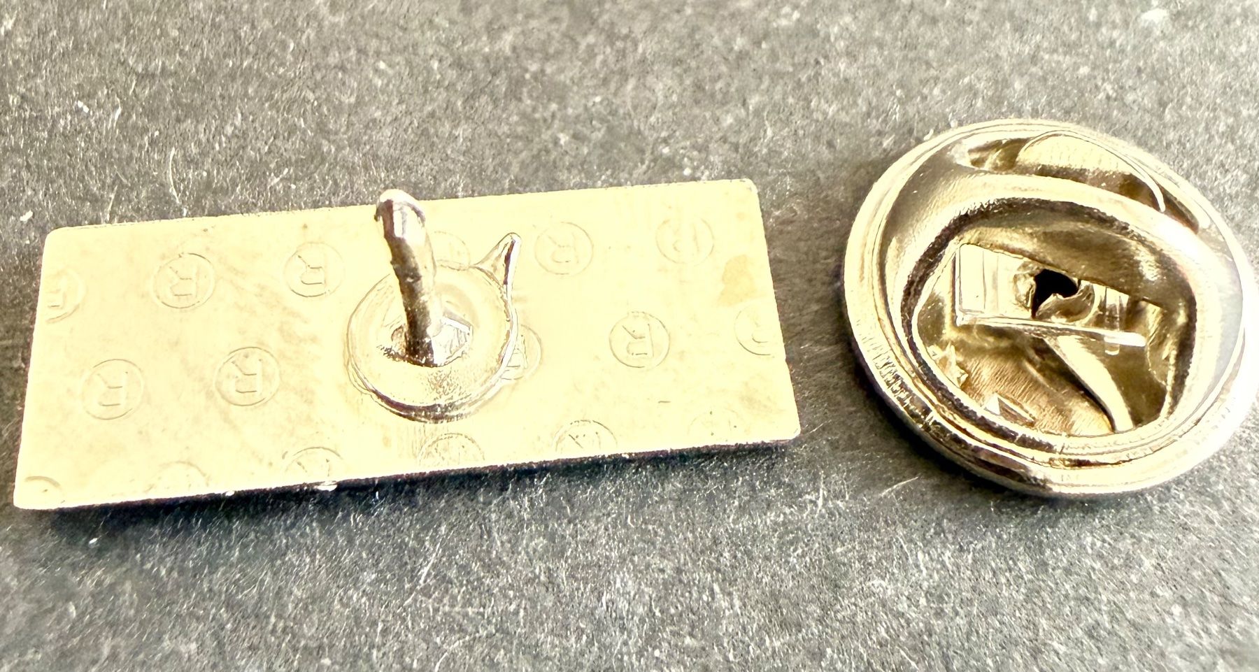 Plaketten & Abzeichen: Pin’s MITCHELL rectangulaire logo vert doré – Gebraucht aus Fleurier von jea_j77g 1