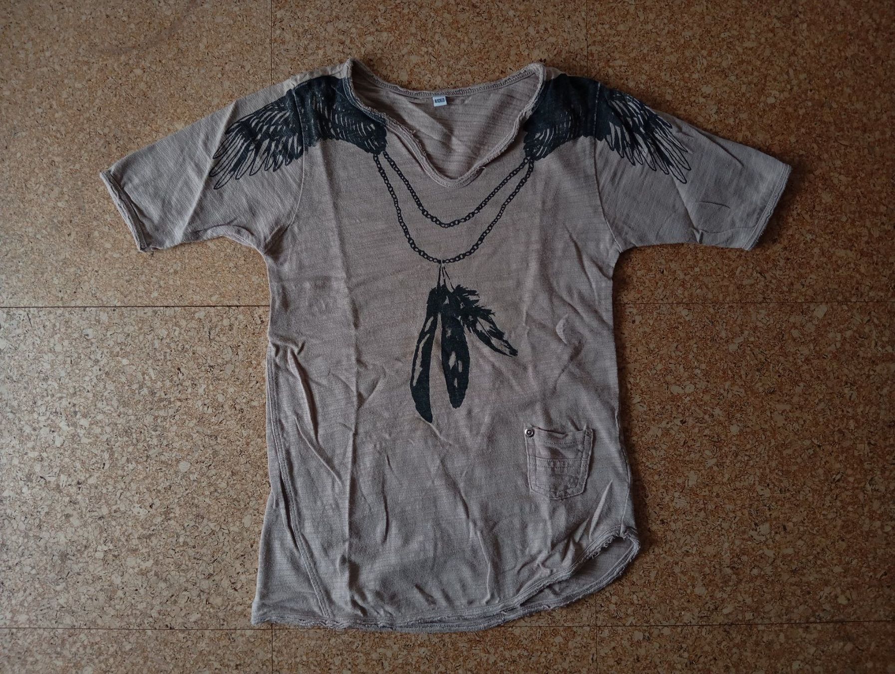 Hemden, T-Shirts & Polos: cooles Shirt mit "Federn-Print" Gr. 128 – Neu und originalverpackt aus Zeneggen von shemesh_